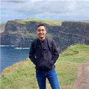 Profesor de inglés que imparte clases a alumnos de nivel A1 a B2